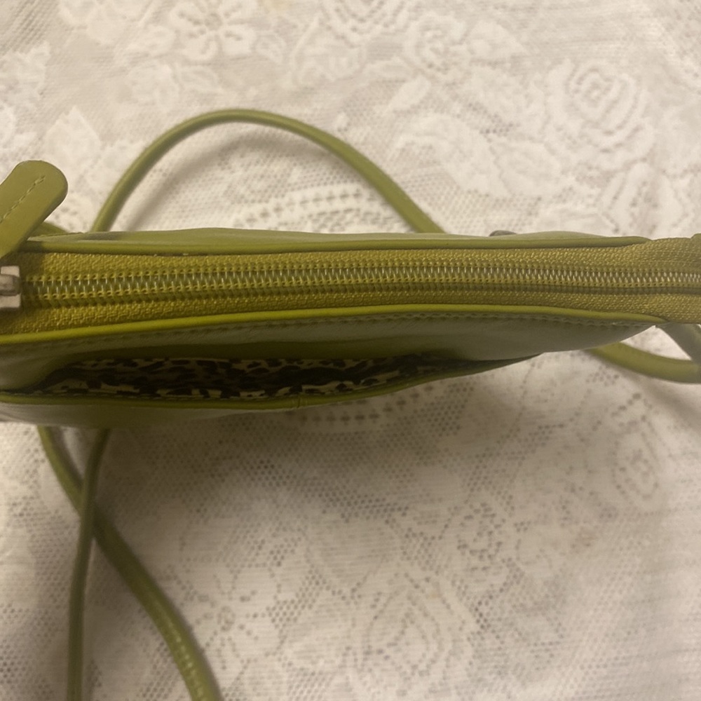 NewYork Toronto genuine leather crossbody. - Picture 5 of 7